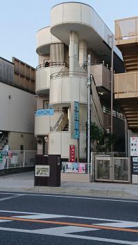 ４６７号線に面したビルの2階が教室です。