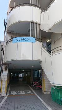 1階が駐輪・ベビーカースペース、2階が教室です。