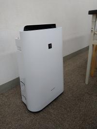 常時室内換気(窓開け・換気扇使用)、空気清浄機を設置しています。