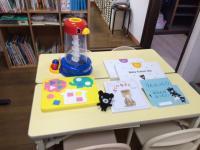 お母さまとのお話の間、お子さまはくもんの教具で遊べます。