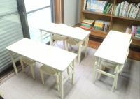 足がつくイスがあるので、小さい子でも安心です。