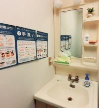 入室時に事前の検温、マスク、手洗い、アルコール除菌のお願いをしています。<br />
