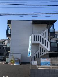 村岡交差点すぐそばです。専用駐輪場・駐車スペースは敷地内奥にございます。