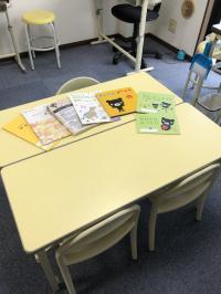 座ることのできるお子様は小さな席でBKタイムを行います。