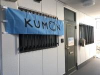 教室は1階の奥です。段差がないのでベビーカーで教室前まで来られます。