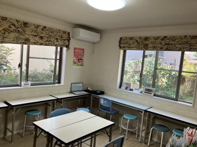 教室内には２方向に大大きな大きな窓）があり、換気は十分できます。