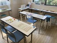 お迎えを待つ間には知育玩具に取り組む子もいます。