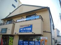 花水公民館・桃浜公園の前にあります。