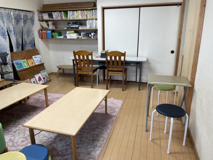 ここで入室対応してから学習室へ。小さい子はお迎えが来るまでここで待ちます。<br />
