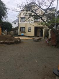 幼稚園の門を入って園庭の右奥の建物が教室です。