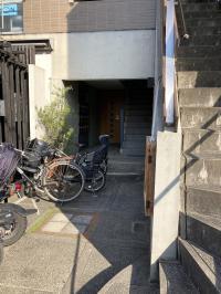 焼肉「アイナビ」さんの横からビルに入り、奥の階段から2階に上がってください。