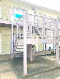 教室は建物の２階です。階段の下には、ベビーカー・自転車を置いていただけます。