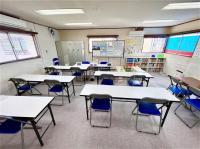 陽当たりがよく明るい教室です。アクリル板を設置し、間隔をあけて学習しています。