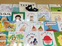 好きな本が見つかれば、自由に読んで頂けます。お勧めの絵本は読み聞かせしています。