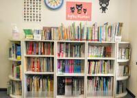たくさんの絵本、くもんの推薦図書、様々な洋書を豊富にとりそろえています。