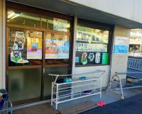 教室の外観になります。オロチョンラーメン(来々軒)の隣です。