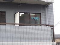 会場は御所山の交差点角の建物（２階）です。