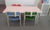幼児用の机とイスです。幼児さんも安心して座って頂けます。