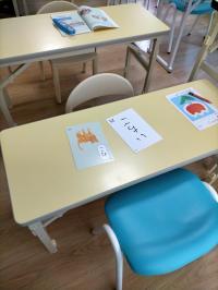 小さなお子様用のイスと机をご用意しております。<br />
たくさんの教具があります🐥