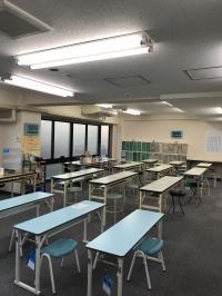 教室は3方向に窓があり、常時窓を開放し、機械換気もしております。