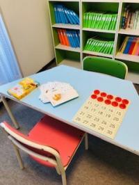 幼児にも学習しやすい小さな机や<br />
貸出可能な本も揃えています。