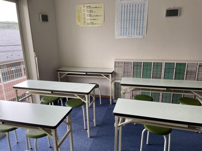 学習室は座席数にゆとりを持たせ、落ち着いて取り組める配置にしてあります。