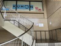 教室はビルの2階にあります。