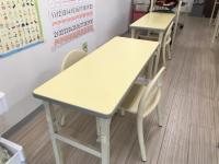 ひとりで座れるお子さんには、幼児席に座って一緒に絵本やお絵かきができます。