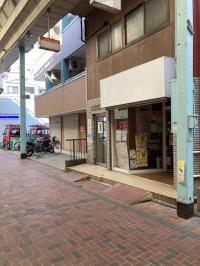 「レアールつくの」商店街の中にある教室です。駅方面の写真で、ECCの隣です。