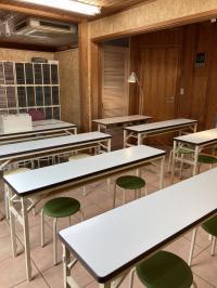 お教室は木をふんだんに使った、清潔な、集中できる空間です。