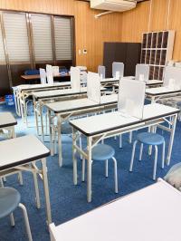 夢見ヶ崎小学校の裏門からすぐの教室です。広々とした環境です。