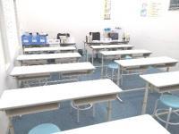 教室の内観です。白を基調に明るく広く、開放感があるところが魅力です。