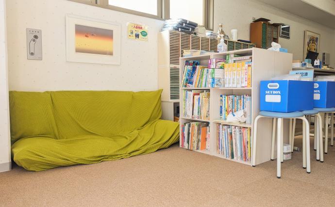 待機スペースには子供用ソファもご用意しています。絵本やパズル等もご利用頂けます。