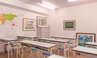 心を豊かにする芸術も教育には必要と考え、絵画や音楽のある教室づくりをしています。