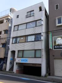 生田駅から徒歩１分、生田小学校から徒歩４分、このビルの２階が教室です。