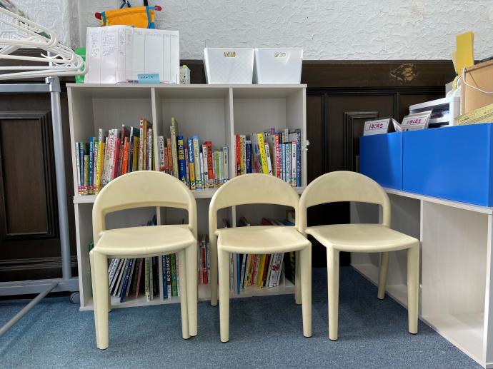 幼児さんが多く在籍する教室です。絵本や待合スペースも完備！