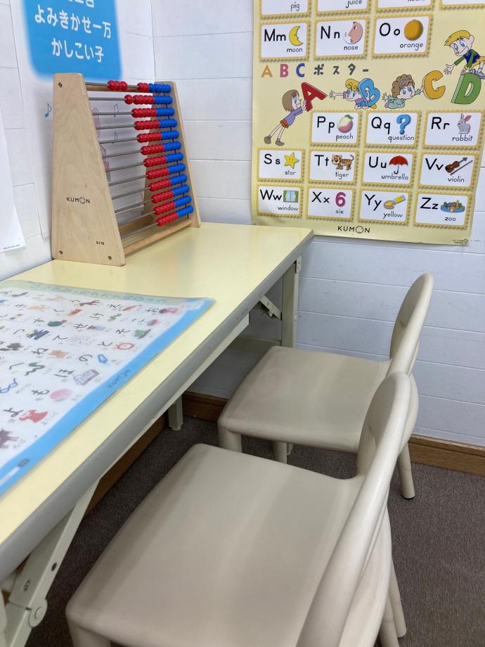 幼児さんのスペースです。専用の机とイスで落ち着いて学習ができます。
