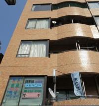 ビルの2階、のぼりが目印です。