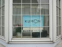 窓に貼っているこちらのステッカーが目印です。