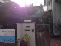 玄関左手の２Fが教室です。