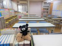 明るい教室で子どもたちの成長を温かく応援します。