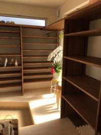 靴を脱いで、お入りください。
