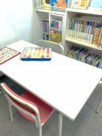 幼児が学習できるサイズの机と椅子がございます。
