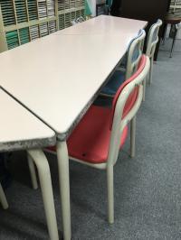 小さなお子さまの身体のサイズに合わせた机と椅子をご用意しています。
