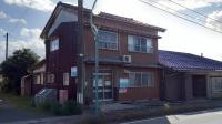 新穂小学校から横断歩道を渡ってすぐの建物です。