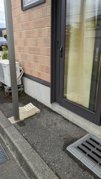 ベビーカーを置くスペースもあります。（簡易の屋根あり）