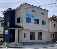 教室前の駐車場をお使いください。<br />