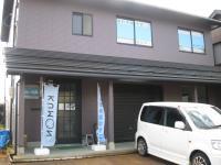 新津五中の目の前に位置しています