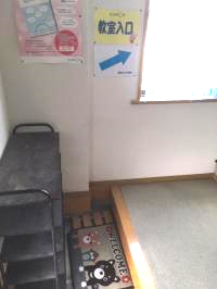 教室は2階です。ベビーカーでお越しの際はご連絡ください。