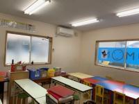 教室のレイアウトは安全を考慮し、圧迫感をなくし、明るく集中できる教室です。